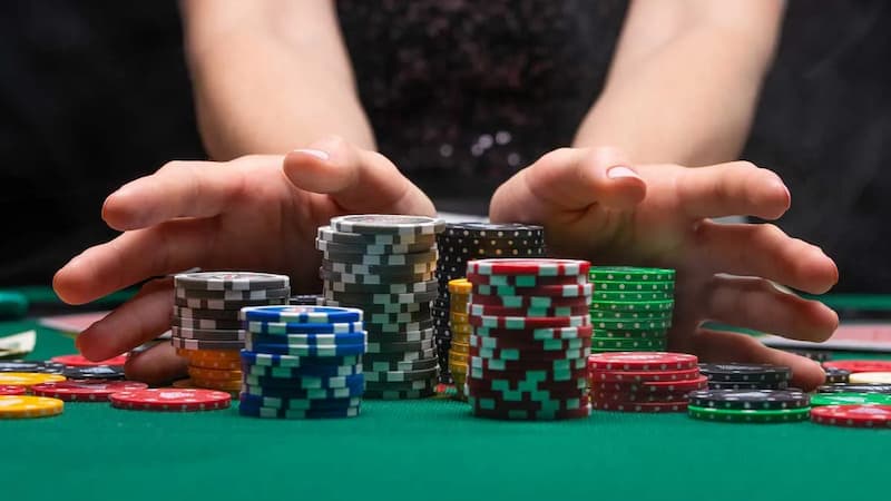Fold trong poker là gì? Mẹo fold poker chuẩn xác nhất 3 hand bài quá yếu, bạn có thể chọn fold